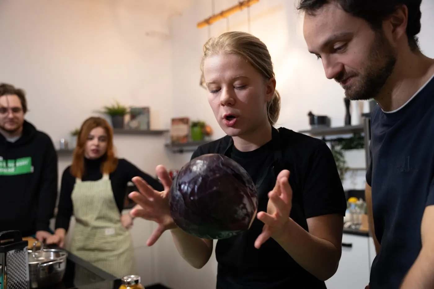 Korporatīvais pasākums Rīgā: Elīna rāda komandai, kā gatavot