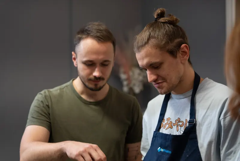 Kolēģi kopā gatavo korporatīvajā pasākumā