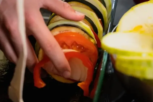 Dārzeņu ratatouille cepšanas traukā